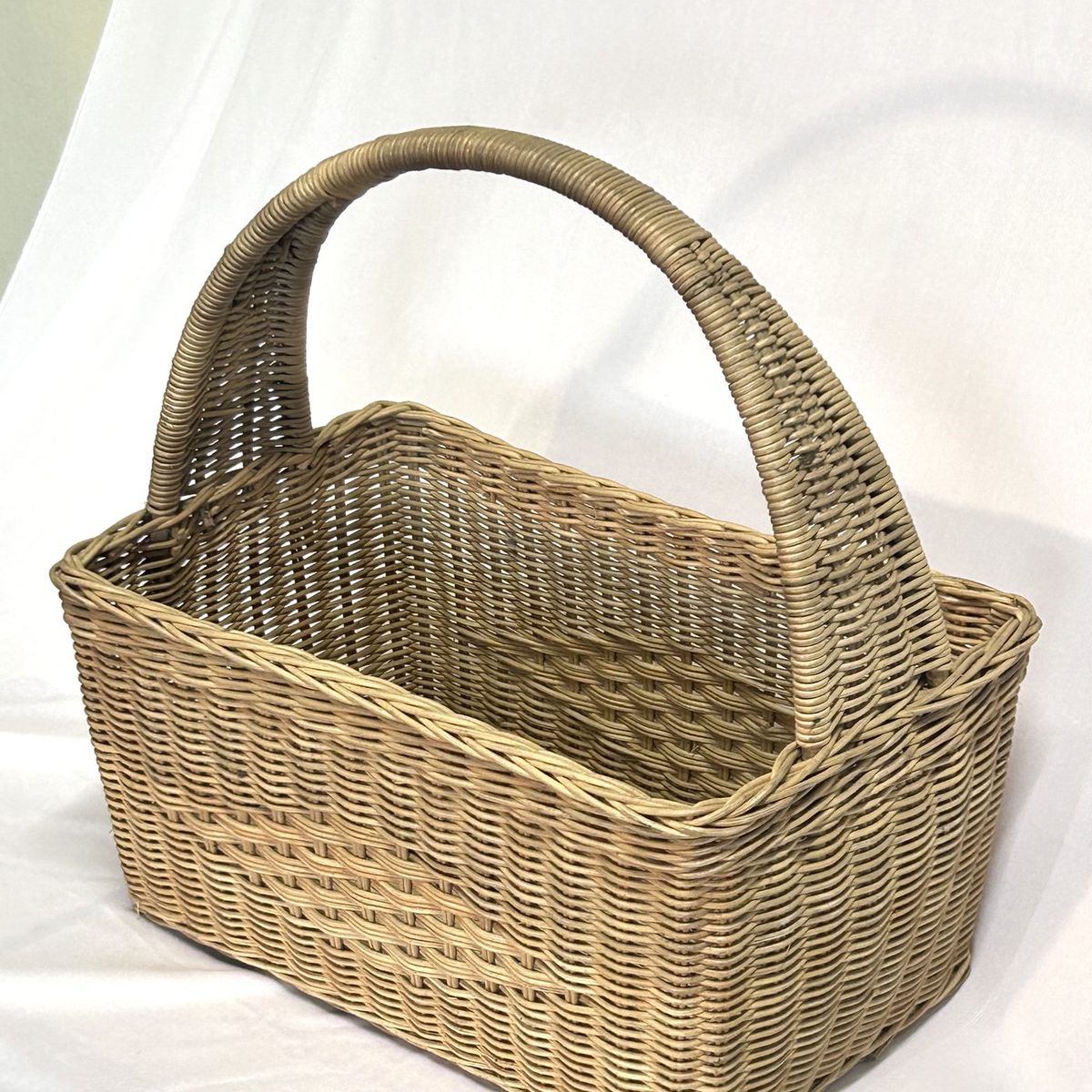 Rectangular arched-handle basket
