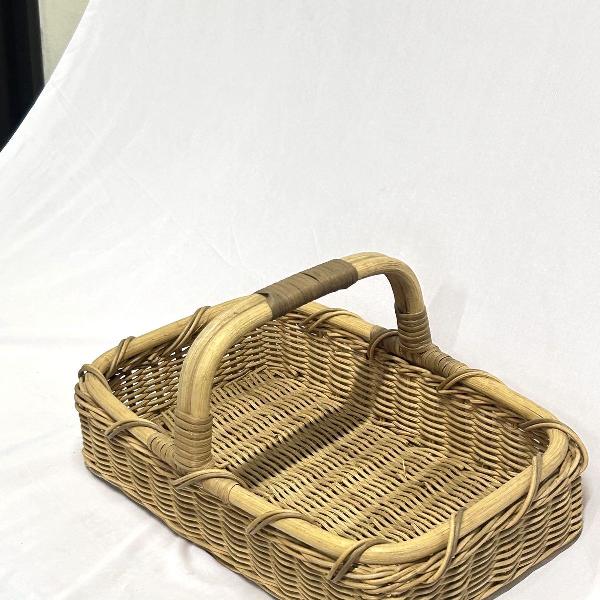 Twisted-rim basket