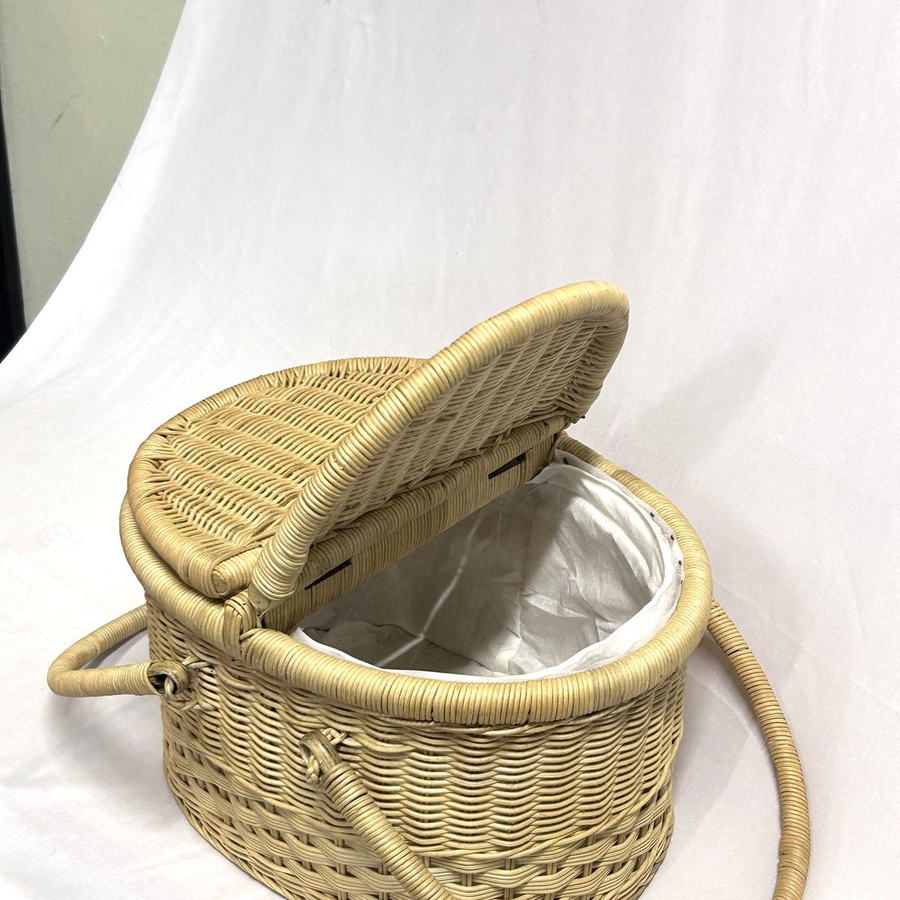 Oval lidded picnic basket