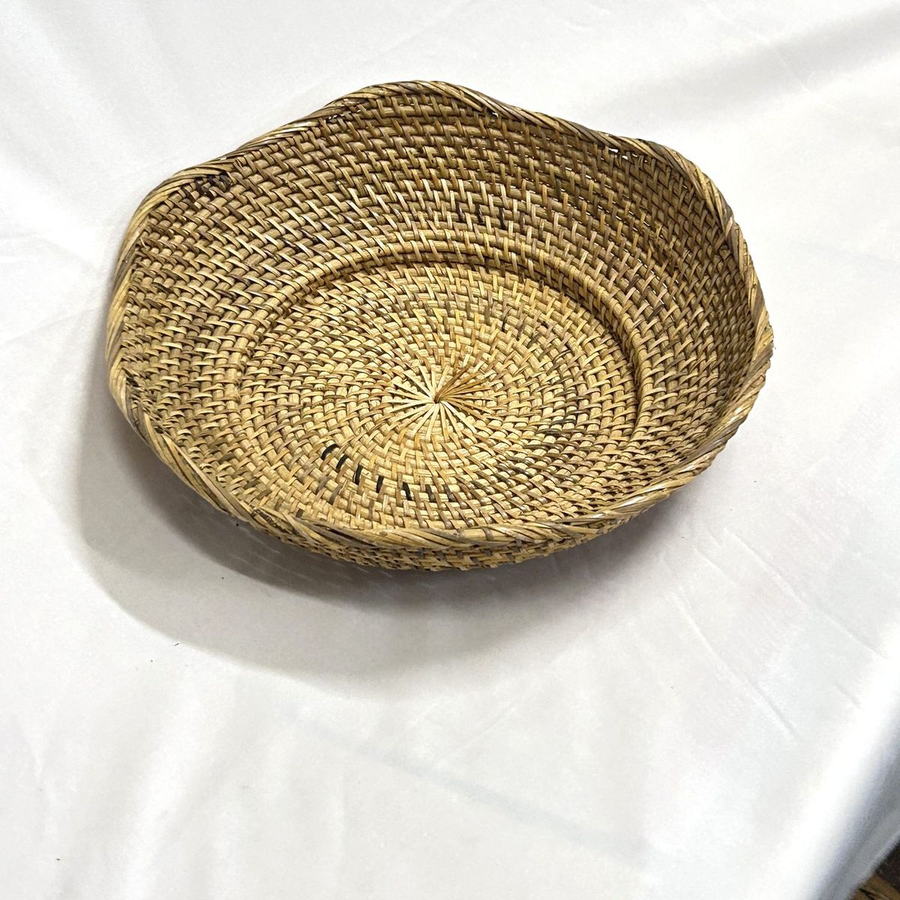 Round scalloped bowl