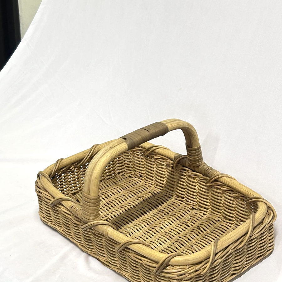 Twisted-rim basket